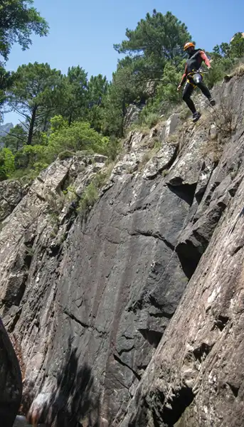 Canyoning Pulischellu - Sensation forte : saut dans le canyon